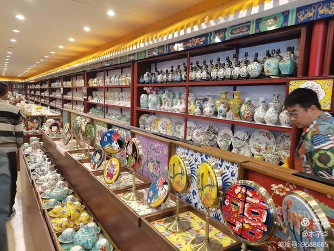 艺术品的风采,并聆听了厂长对于彩绘艺术以及工厂发展历史的深入讲解